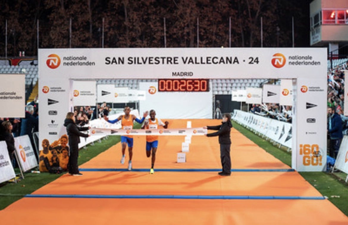 Corredores de élite en la San Silvestre Vallecana nocturna