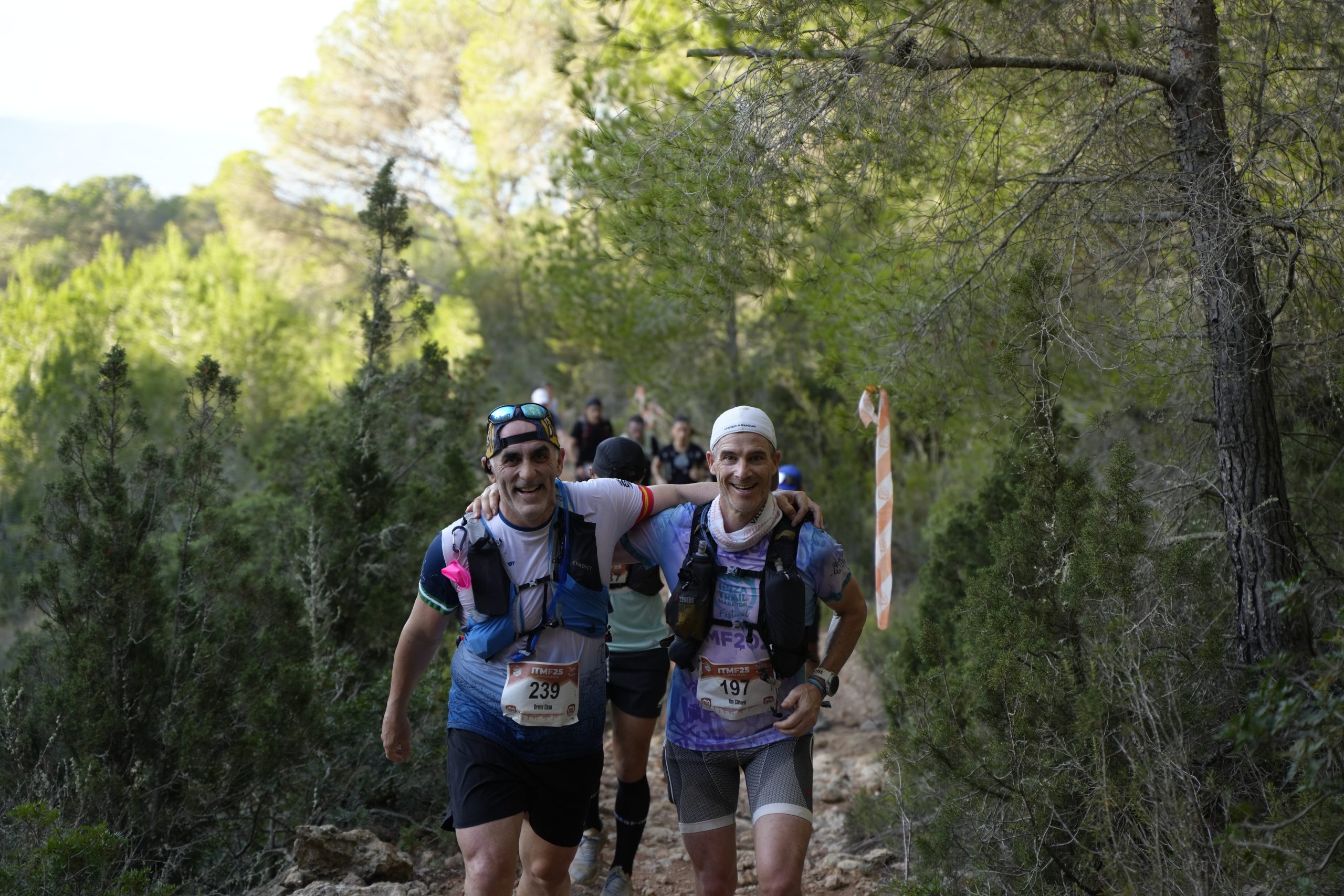 Corredores en sendero costero durante la Ibiza Trail Maratón 2025 en Sant Antoni de Portmany
