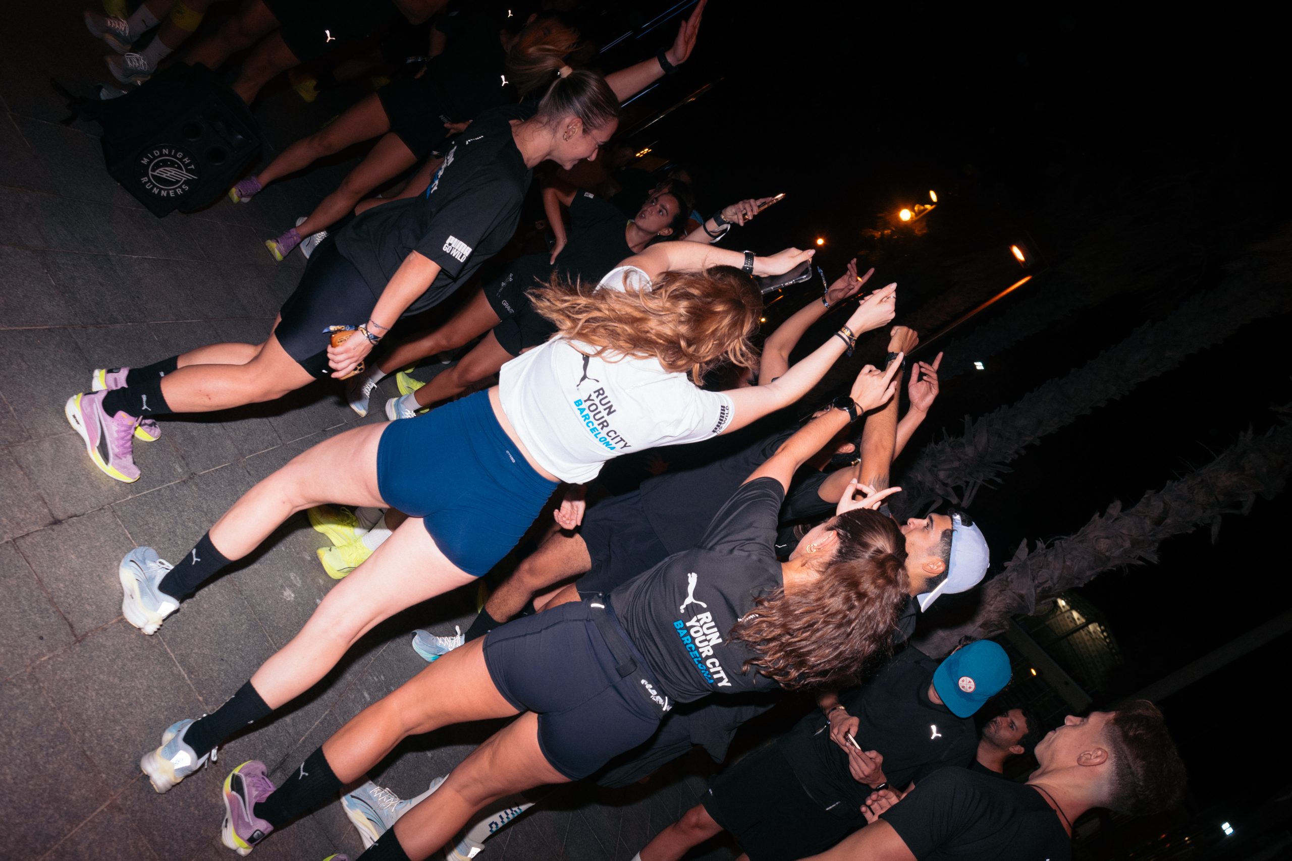 Participantes del Run Your City Barcelona 2025 disfrutando del recorrido frente al mar con PUMA