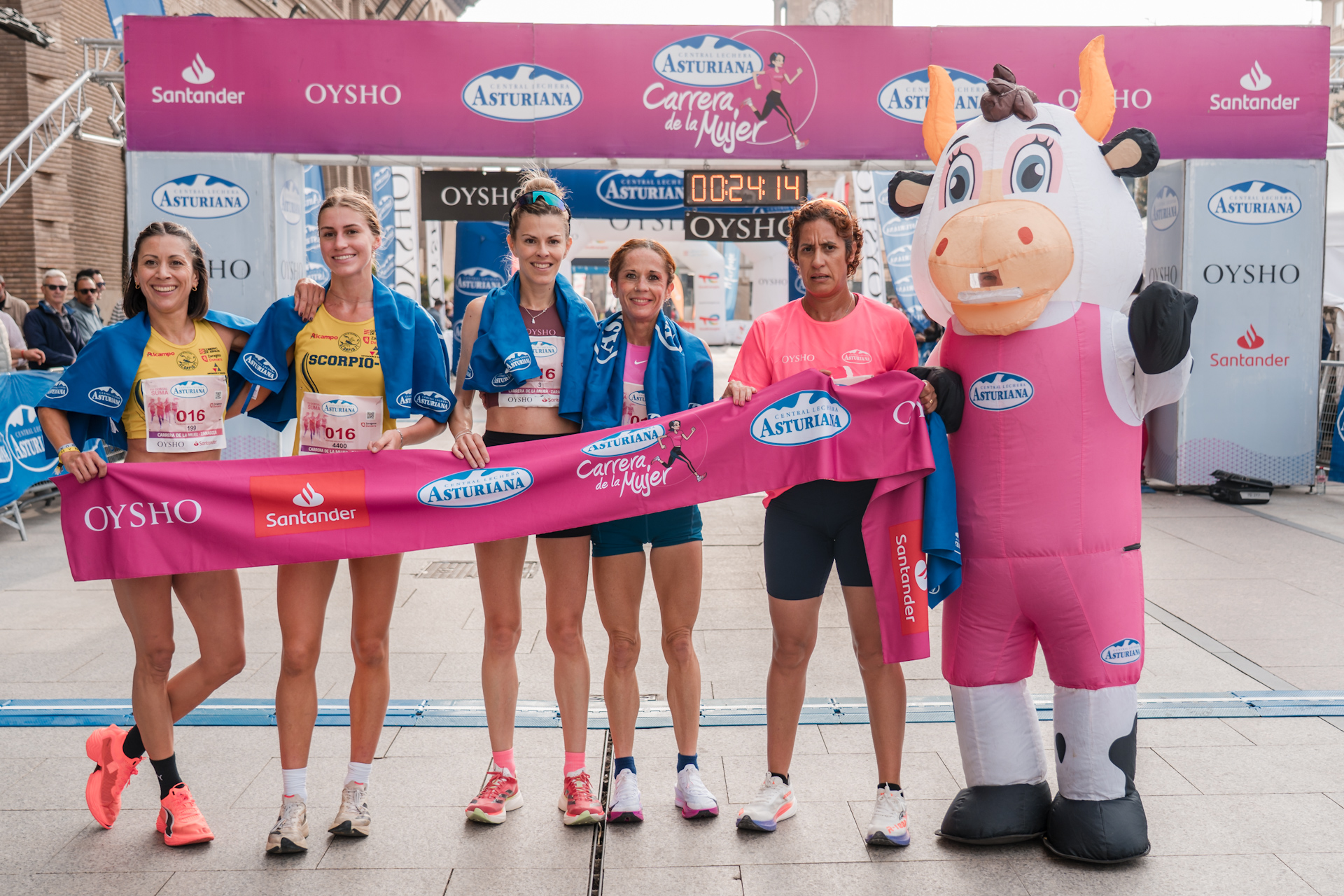 Marea rosa en la salida de la Carrera de la Mujer Zaragoza 2025 en la Plaza del Pilar
