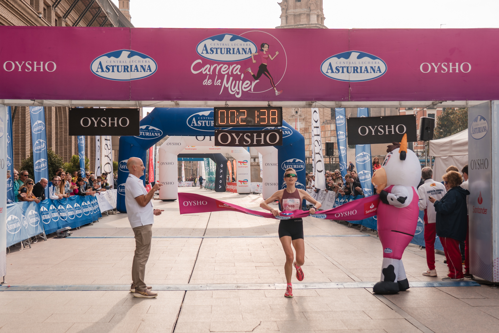 Corredoras avanzando entre el público durante la Carrera de la Mujer Zaragoza 2025