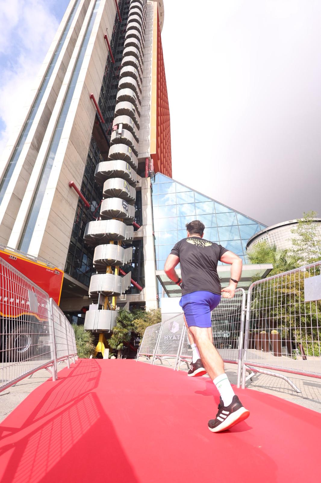 Corredor afronta la rampa de acceso al Hyatt Regency Barcelona Tower antes del ascenso
