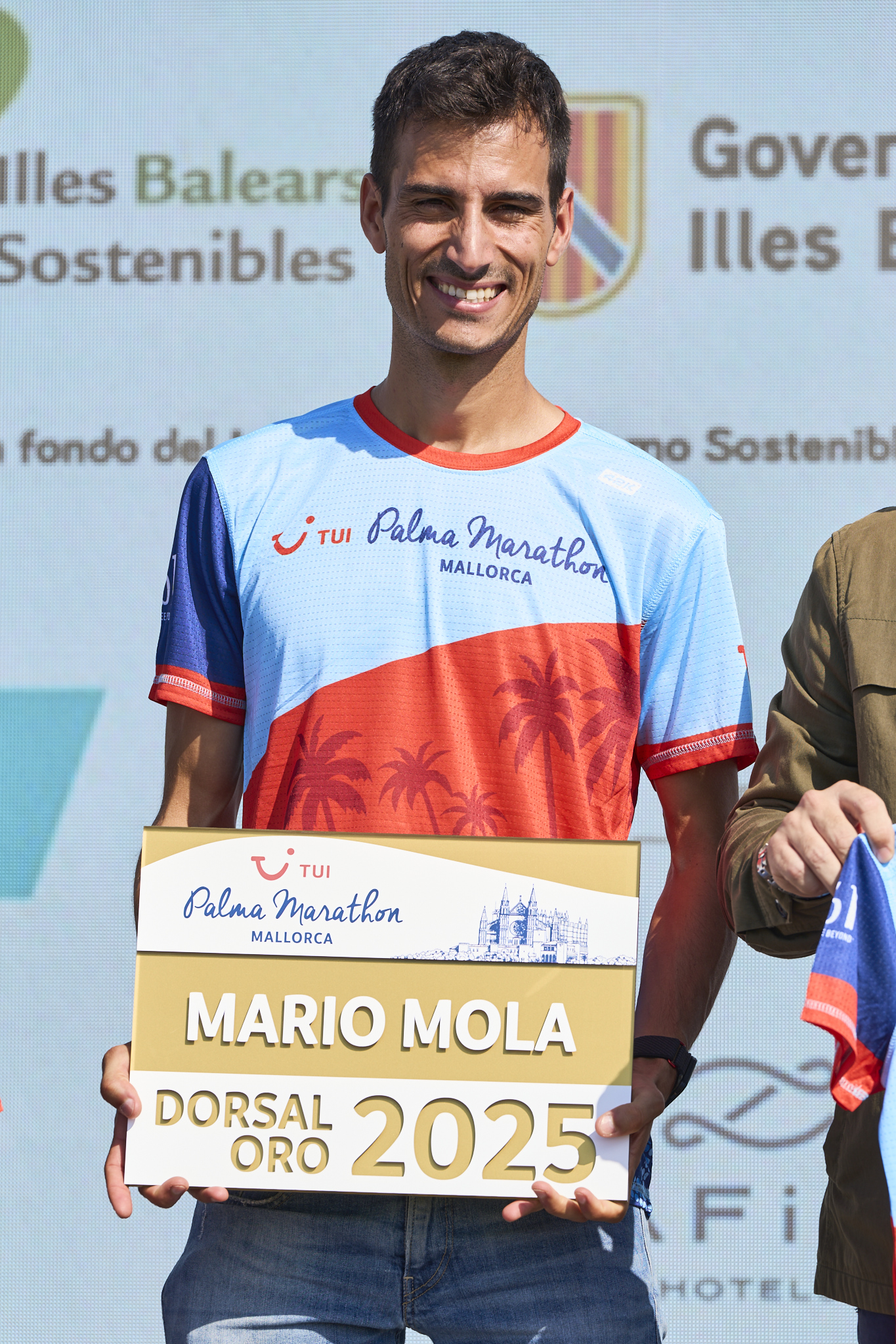 Mario Mola recibe el Dorsal de Oro del TUI Palma Marathon Mallorca 2025