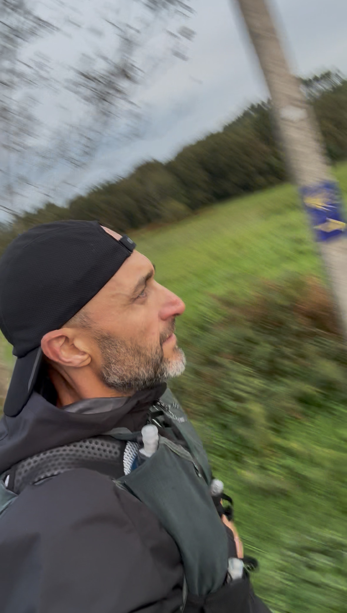 Runner disfrutando del paisaje en el Camino de Santiago