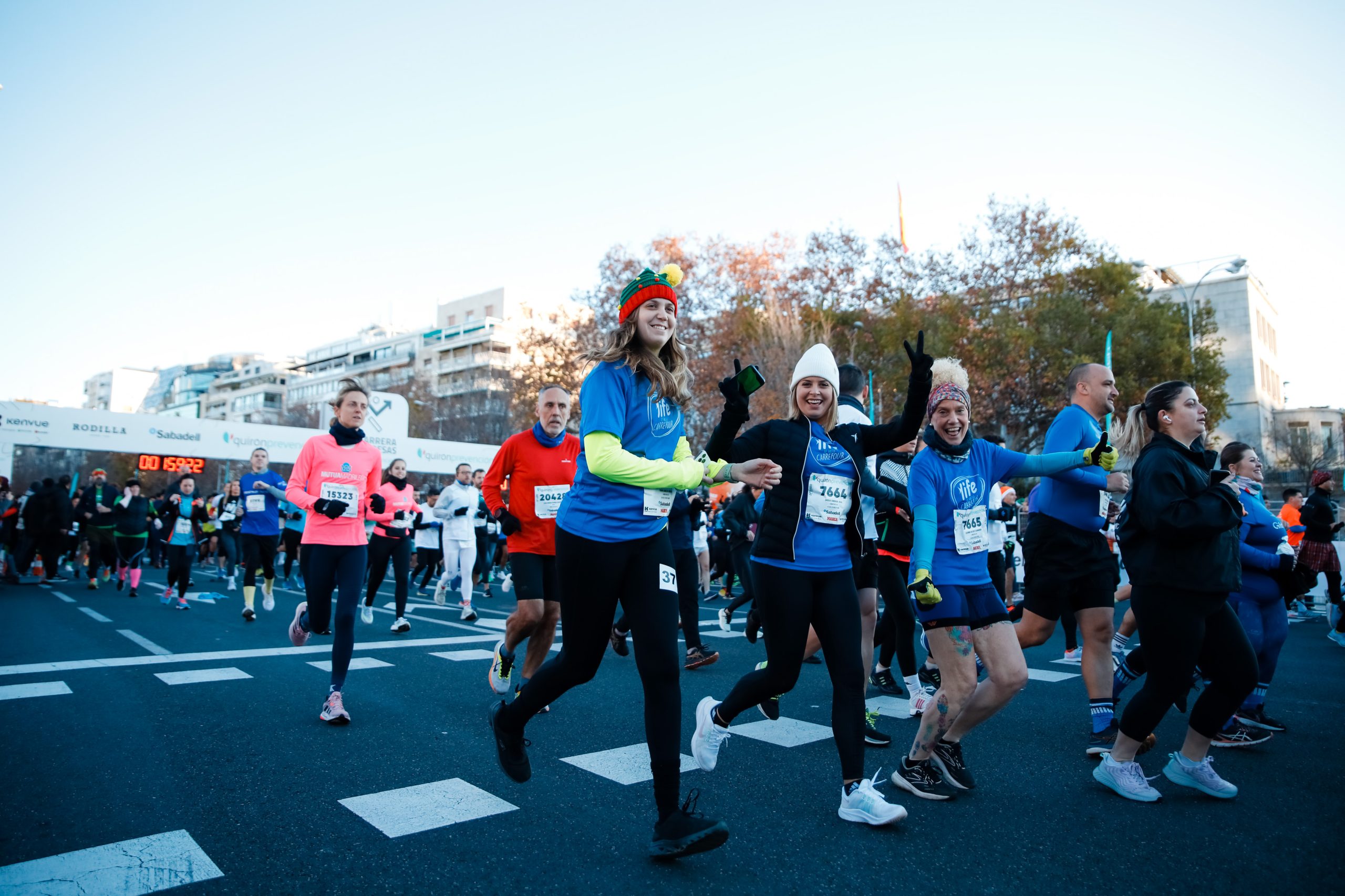 Participantes y ambiente en Quirónprevención La Carrera de las Empresas en Madrid