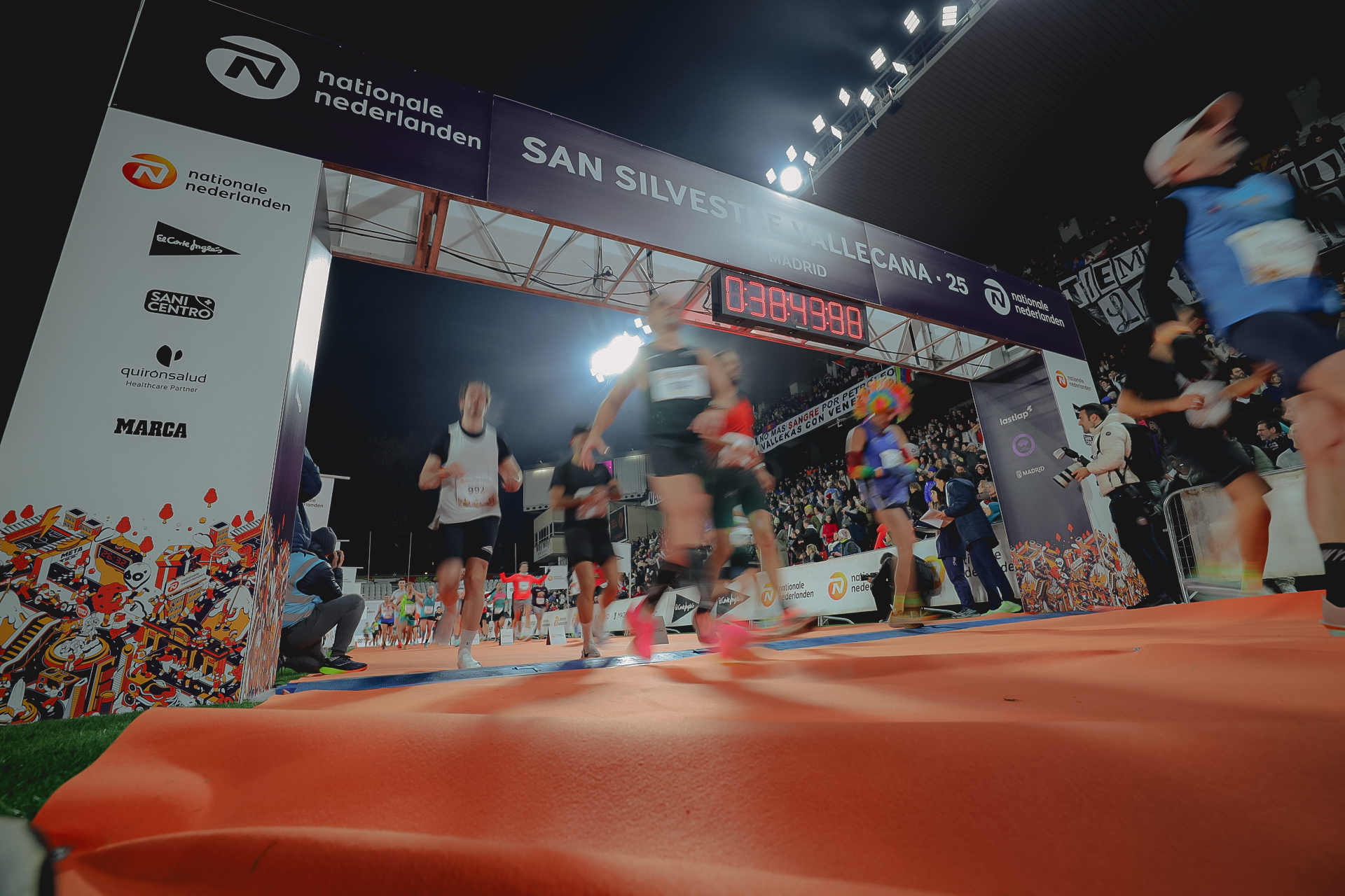 San Silvestre Vallecana 2025: corredores de la prueba popular atravesando las calles de Madrid