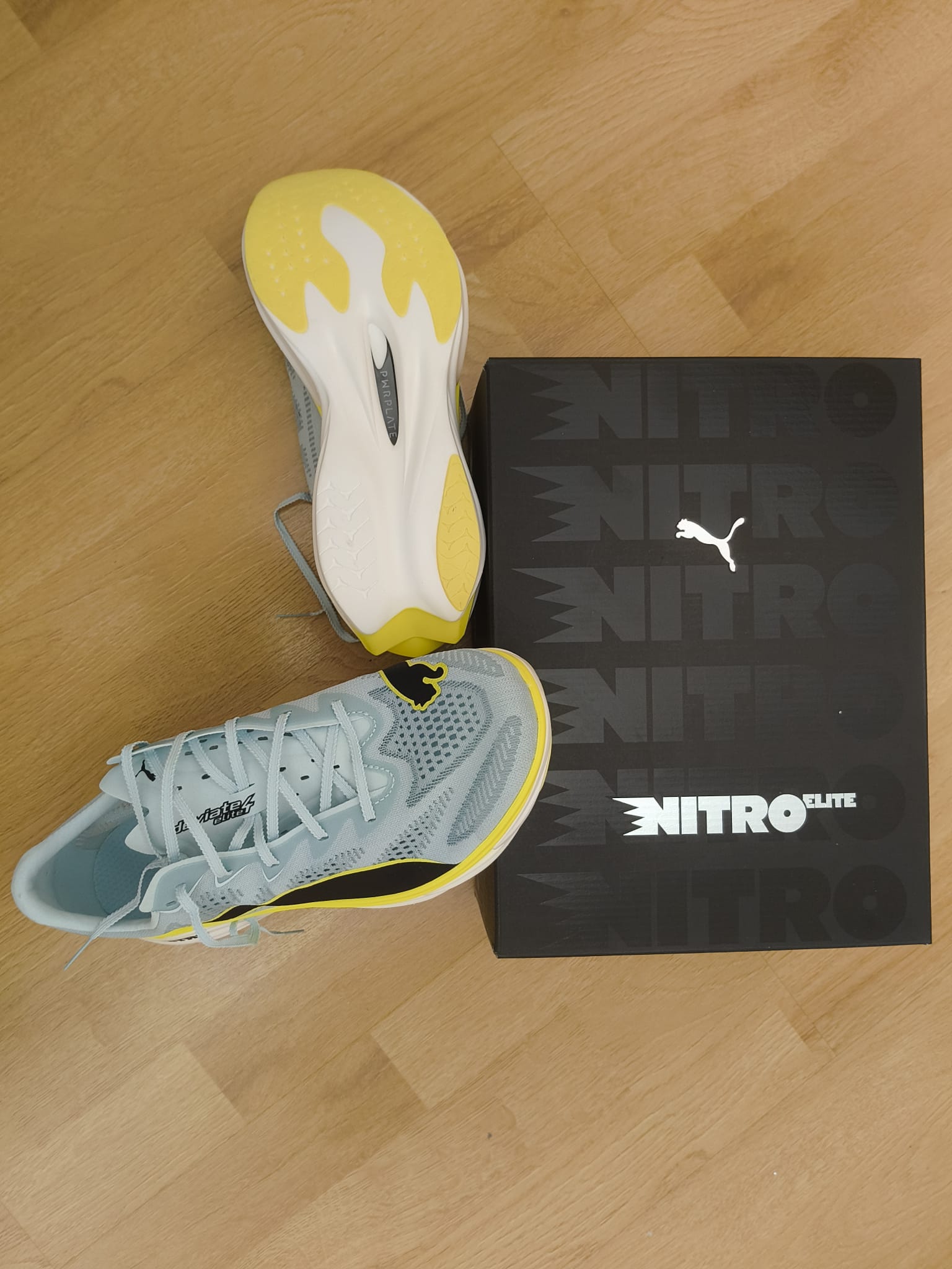 Vista lateral de la PUMA Deviate NITRO Elite 4 con mediasuela de gran perfil