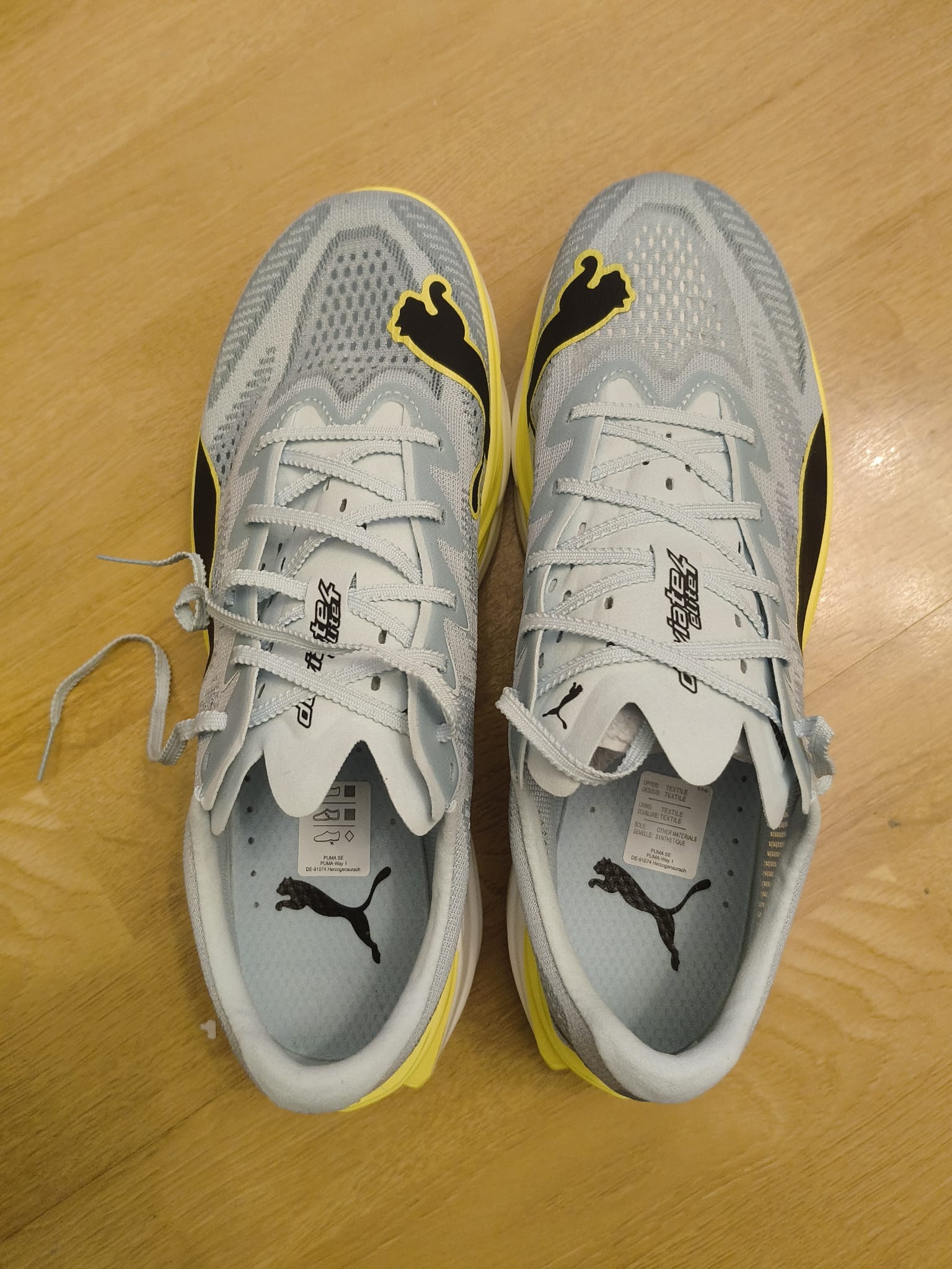 PUMA Deviate NITRO Elite 4 en detalle sobre fondo blanco