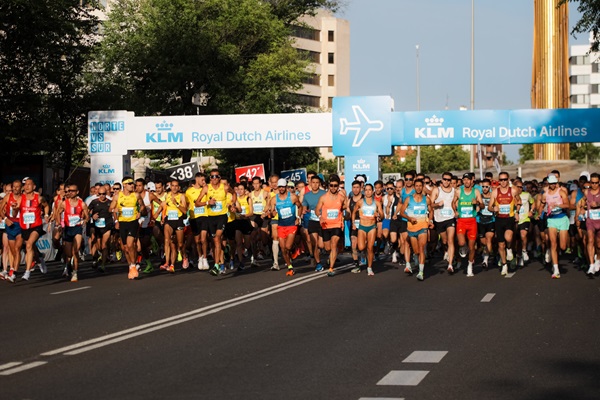 { "title": "KLM Norte vs Sur: El gran evento de running en Madrid", "content_html": "La KLM Norte vs Sur comienza a volar rumbo al 21 de junioMiles de corredores volverán a defender al Norte y al Sur para conquistar una gran marca y llevar a su equipo hacia la victoria en el pique más divertido, rápido y colorido antes del verano. La KLM Norte vs Sur será un vuelo eco responsable, con acciones promovidas por KLM Royal Dutch Airlines para reducir el impacto sobre el medioambiente. Las inscripciones para la KLM Norte vs Sur ya están disponibles en www.klmnortevssur.com.Una cita imperdible en MadridMadrid, 11 de marzo. Vuelve el vuelo más divertido y colorido de Madrid. El 21 de junio, Norte y Sur se picarán por las calles de Madrid en la KLM Norte vs Sur, un viaje frenético sobre 10 kilómetros de asfalto en el que solo uno de los puntos cardinales puede salir triunfador. KLM Norte vs Sur dará la bienvenida al verano con esta apuesta por el buen ambiente, el buen rollo y con un perfil muy favorable para despedir la primera parte de la temporada de running popular con un gran registro en la maleta.Y es que en la KLM Norte vs Sur se vuela, como demuestran los triunfos del pasado año de Alejandro Jiménez, con 29:06, y Katherine Tisalema, que rozó el récord de la prueba con un crono final en meta de 32:49.Un vuelo con miles de ganadores¿Norte o Sur? Esa es la primera decisión que se debe tomar a la hora de inscribirse. Da igual las motivaciones, si es por el barrio donde se vive, ese sur que llevas en tus raíces o ese norte que te evoca las vacaciones veraniegas que tantas ganas tienes de disfrutar. El caso es que desde el mismo momento en el que te inscribes y eliges bando, te convertirás en parte fundamental de su éxito. Todos los tiempos de los participantes contarán para el global del equipo, siendo el equipo con una media neta de tiempos más rápida el que triunfe en el gran pique de la capital. De momento, el Sur domina con claridad este duelo, con 11 victorias y como vigentes campeones, frente a los cinco entorchados de los norteños.Reduciendo el impacto medioambiental corriendoEl running no solo es un medio ideal para la transmisión de valores deportivos. Con nuestras zapatillas podemos poner nuestro granito de arena en la lucha contra la huella de carbono. Con ese propósito, KLM Royal Dutch Airlines apuesta por la implementación de medidas para que la KLM Norte vs Sur sea la carrera más eco responsable del calendario popular.Para ello, la KLM Norte vs Sur priorizará fuentes de energía limpias y vehículos en carrera no contaminantes, reducirá uso de plásticos durante su desarrollo, y empleará señalética con materiales reciclables o reciclados. Además, las camisetas de ambos equipos serán de tejido ECO, para visibilizar en cada zancada nuestro cuidado del entorno.En esta línea, la KLM Norte vs Sur renueva su colaboración con la Asociación Reforesta, invitando a los participantes desde el momento de inscribirse a colaborar con esta ONG dedicada a la lucha contra la desertificación a través del trabajo por la biodiversidad y el desarrollo sostenible.Detalles de la carreraLas inscripciones para la KLM Norte vs Sur están disponibles en la web oficial de la carrera (www.klmnortevssur.com) a 16,80 euros en el primer tramo de inscripción, hasta el 3 de mayo.XVII KLM NORTE VS SURFecha: 21 de junio.Hora: 8:30 horas.Lugar: Madrid.Inscripciones: www.klmnortevssur.com a 16,80 euros (hasta el 3 de mayo) y 18,80 euros (hasta agotar dorsales).Prensa: prensa@nortevssur.com o 628 207 222 (Adrián Arcos).🌍 ¿Te ha gustado este artículo? Sigue explorando el mundo de deporte en:👉 www.planetarunners.es – Tu Planeta de Running", "meta": "Descubre la KLM Norte vs Sur, el evento de running más esperado en Madrid." }