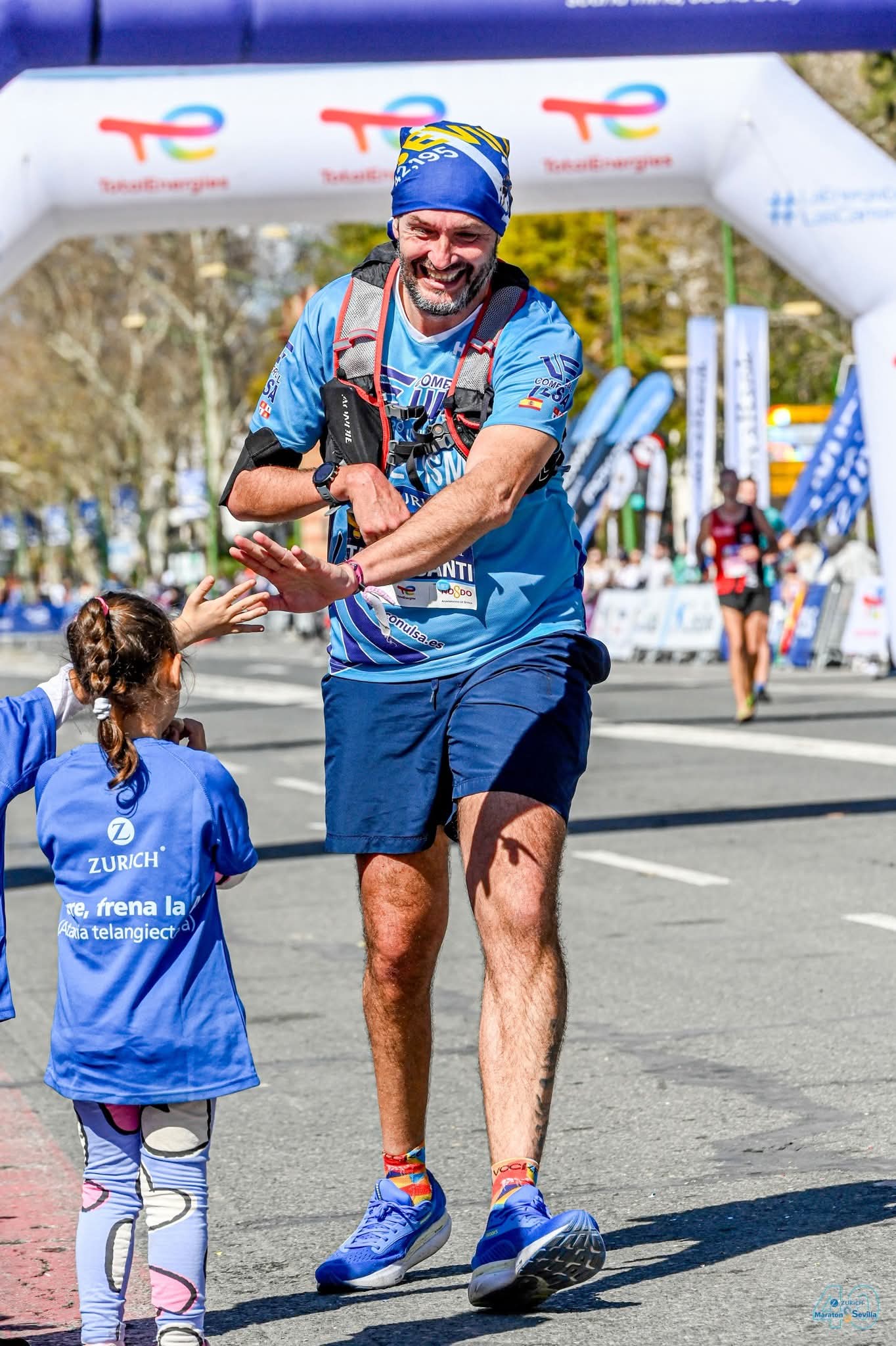 Diego Uña cruzando la meta superación personal running maratón Valencia