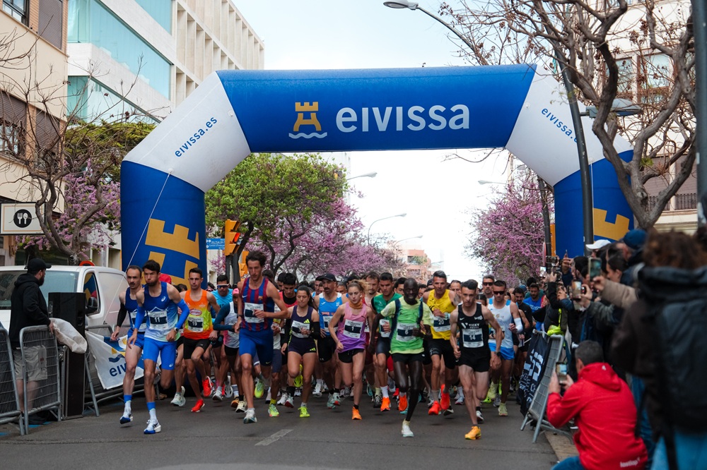{ "title": "Récords en la Cursa Patrimoni de Eivissa", "content_html": "Épica bajo la lluvia en EivissaIbiza, 29 de marzo. Día de épica bajo la lluvia. La Cursa Patrimoni del Ayuntamiento de Eivissa/Ibiza vivió su edición más rápida de la historia, en una prueba que estuvo marcada desde el inicio por las condiciones climatológicas adversas que le dieron un cáliz de desafío a esta prueba frenética, uno de los 10K homologados más rápidos de España.En Eivissa se rompe el muro. Es el escenario perfecto para correr, incluso cuando el viento, el frío y la lluvia se convierten en incómodos compañeros de zancadas de los corredores. Y así lo demostraron el ugandés Dismas Yego y la keniana Mercy Chepwogen, que rompieron sus muros para destrozar los récords de la Cursa Patrimoni Eivissa/Ibiza.Duelo emocionante en la categoría masculinaDe infarto el duelo entre Dismas Yego y el marroquí Abderrahmane Aferdi, que se resolvió sobre la cinta de meta del lado de Yego. Con un registro de 28:21, no solo rebajó el tope de la prueba de Adel Mechaal (28:31), sino que el ugandés firmó en Eivissa su mejor registro personal en un 10K homologado. El podio lo completó una leyenda de la Cursa Patrimoni Eivissa/Ibiza, Adel Mechaal, que conquistó el tercer cajón del podio rompiendo la barrera de los 29 minutos a pesar de las difíciles condiciones.Récord femenino y podio destacadoRespecto a las chicas, la keniana Mercy Chepwogen confirmó los pronósticos y voló en las calles de Eivissa para destrozar el récord de la Cursa Patrimoni, hasta ahora en manos de Laura Luengo con 32:45. Naima Ait Alibou (32:40) e Isabel Barreiro (32:56) completaron un podio de gran nivel, a la altura de uno de los mejores 10K de España.Carrera como Campeonato Balear de 10KLa Cursa Patrimoni de Eivissa/Ibiza servía como escenario del Campeonato balear de 10K. Adria Ceballos se impuso con gran claridad en la prueba masculina, con un auténtico tiempazo en meta: 30:01. Adrián Guirado fue plata y Víctor Muñoz bronce. En cuanto a las féminas, Mar Vallès se convierte en la nueva reina del 10K en Baleares (36:37), con María Victoria Copovi y Gloria Tejado completando el podio.Resultados del 5K Toni Costa BalanzatEn el 5K Toni Costa Balanzat, Mauro García Valles (16:59) dominó con claridad la prueba corta, logrando un tiempo de auténtico récord para ser una edición pasada por agua. Completaron el podio Luis Eduardo Sorsa y Alfons Deu. Mucho más igualada fue la prueba femenina, con Sandra Boned (21:46) superando en el Paseo de Vara del Rey a Verónica Castro (21:47), la ganadora de la pasada edición. Completó el podio Sindy Pascoli (23:22).Un evento memorableLas carreras infantiles completaron una Cursa Patrimoni de Eivissa/Ibiza que pasará a la historia. Por la épica. Por la lluvia de récords. Por demostrar una vez más que, incluso con las peores condiciones climatológicas, Eivissa es un paraíso para la velocidad, para romper los muros.Parte del Circuito de Ciudades Patrimonio de la HumanidadEivissa, tercera prueba del Circuito de Ciudades Patrimonio de la Humanidad. Además, la Cursa Patrimoni del Ayuntamiento de Eivissa/Ibiza fue la tercera prueba del Circuito de Ciudades Patrimonio de la Humanidad, que crece cada año, llevando la unión de deporte y patrimonio cultural a las 15 ciudades que tienen este reconocimiento por parte de la UNESCO. Una excelente excusa para conocer, con nuestras zapatillas como aliadas, enclaves únicos como Eivissa y su icónica Dalt Vila.Apoyo institucional y participaciónLa Cursa Patrimoni Eivissa/Ibiza contó con el impulso del Ayuntamiento de Eivissa/Ibiza, el Consell d´Eivissa, Skechers y Balearia, fundamentales para elevar esta carrera a un nuevo nivel, con 1.500 participantes en total, récord absoluto de la Cursa Patrimoni de Eivissa/Ibiza, un porcentaje importante venido de fuera de la isla pitiusa. Una edición que quedará para la historia.Resultados finales de la Cursa PatrimoniXV CURSA PATRIMONI DEL AYUNTAMIENTO DE EIVISSA/IBIZAAbsoluto 10K masculino1. Dismas Yeko (Uganda) / 28:21. Récord de la Cursa Patrimoni Eivissa2. Abderrahmane Aferdi (Marruecos) / 28:213. Adel Mechaal / 28:52Absoluto 10K femenino1. Mercy Chepwogen (Kenia) / 32:09. Récord de la Cursa Patrimoni Eivissa2. Naima Ait Alibou / 32:403. Isabel Barreiro / 32:56Campeonato Baleares 10KAbsoluto masculino1. Adria Ceballos / 30:012. Adrián Guirado / 31:563. Víctor Muñoz / 32:05Absoluto femenino1. Mar Vallès / 36:372. Gloria Tejado / 39:323. María Victoria Copovi / 39:425K Toni Costa BalanzatAbsoluto masculino1. Mauro García Valles / 16:592. Luis Eduardo Sorsa / 18:013. Alfons Deu / 18:14Absoluto femenino1. Sandra Boned / 21:462. Verónica Castro / 21:473. Sindy Pascoli / 23:22🌍 ¿Te ha gustado este artículo? Sigue explorando el mundo de deporte en:👉 www.planetarunners.es – Tu Planeta de Running", "meta": "Récords batidos en la Cursa Patrimoni de Eivissa, un evento histórico bajo la lluvia." }