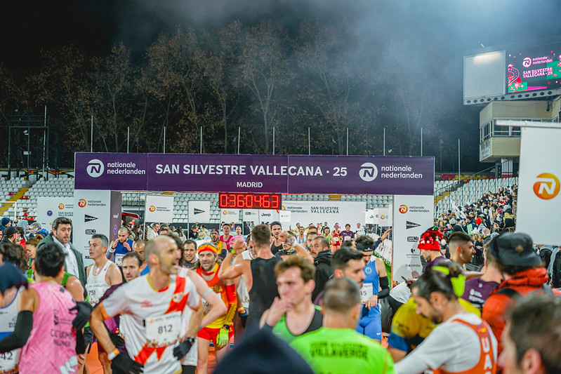 Participantes de la San Silvestre Vallecana 2026 celebrando la carrera en Madrid