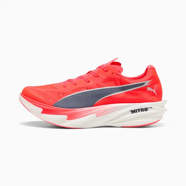 Vista lateral de las PUMA Deviate NITRO Elite 4 con placa de carbono